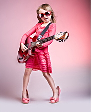 roze meisje met gitaar en zonnebril
